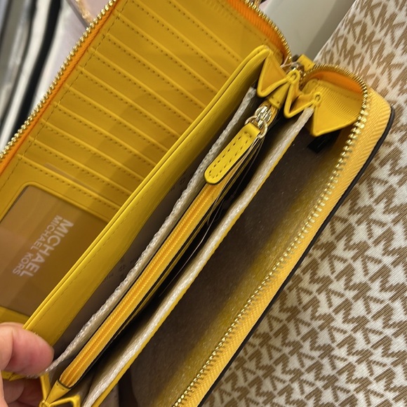 Michael Kors Jet Set Travel Large Travel CONTINENTAL 
BUTTER NWT - Picture 8 of 16